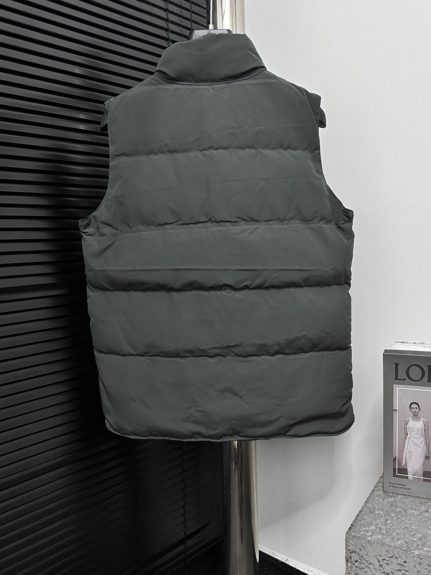P360 [Canada Goose] Canada Goose #Freestyle Crew 4154M Men’s and Women’s Vest Down# ➖ Imported Behringer embroidery machine with customized 10,000-needle embroidery logo! ➖ Imported 21-count polyester-cotton blended original fabric, using Feather-Light 10D waterproof coating fabric, made of 84.5% polyester fiber and 15.5% cotton, 100% the best feel in the entire network! ➖ The genuine official website uses the national standard 80 white duck down, and will never be misled by false claims such as 90 down or goose down! ➖ 100% nylon nylon lining with double double-layer sealing design to prevent velvet from running away. Top-grade polar fleece is used in the collar and pockets to keep warm and comfortable! ➖ Yoshida YKK provides original custom-made electroplated sliders. YKK two-way lockable zippers are tight and smooth and will not peel off paint! ➖ 3M composite original Velcro is durable, and all accessories and hardware are disassembled and customized! ⛔No slander, no exaggeration, no need for too much copywriting, because it is focused, it is professional!  SIZE: XS S M L XL XXL